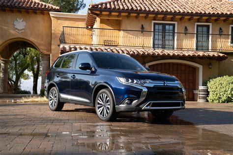 Download Suv Vehicle Mitsubishi Outlander 4k Ultra Hd Wallpaper