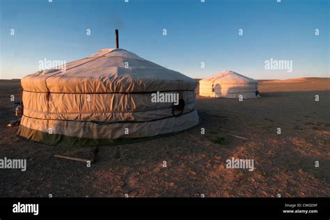 Nomadische Gers Bei Sonnenaufgang In Der W Ste Gobi In Der Mongolei