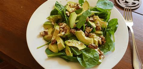 Avocado Spinach And Walnut Salad Optimising Nutrition