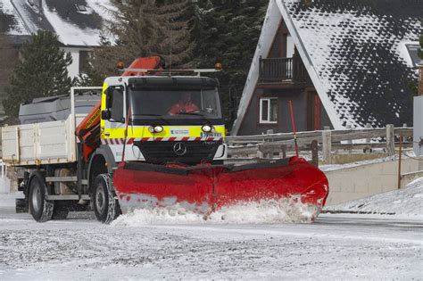 La nieve afecta a la circulación en 52 carreteras en toda España y a un