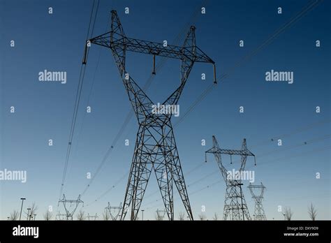 Silueta De Celos A De Acero Suspension Torres El Ctricas Con L Neas