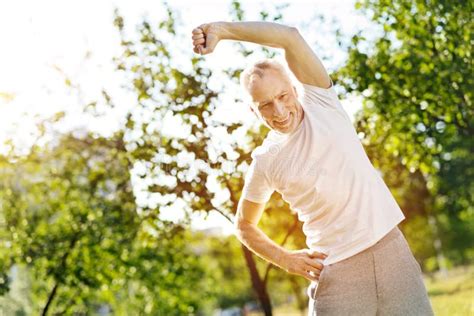 Hombre Envejecido Positivo Que Hace Estirando Ejercicios Imagen De