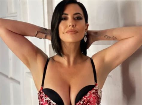 Claudia Ruggeri selfie in intimo la Miss di Avanti un Altro è statuaria