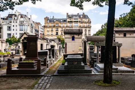 Una vista serena del icónico cementerio de Montparnasse en París