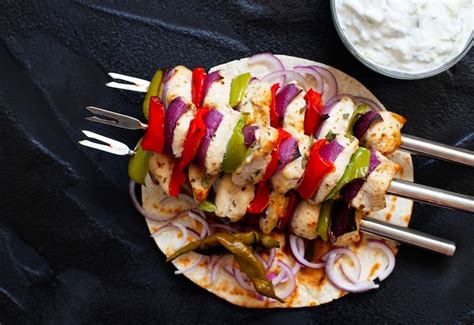 Souvlaki De Pollo Asado Griego Tradicional Con Salsa Tzatziki Y Pan De