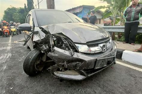 Momen Langka Pelajar Ini Kejar Mobil Yang Ditabraknya Dan Minta Maaf