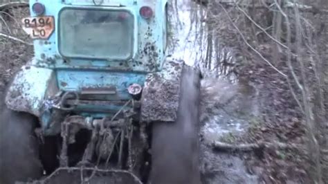 Forest traktor T 40 off road in deep mud Лес Трактор Т 40 на дороге в