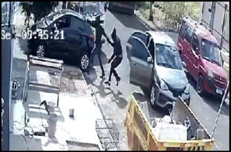 Vídeo Assassinos se passam por policiais invadem casa e matam homem