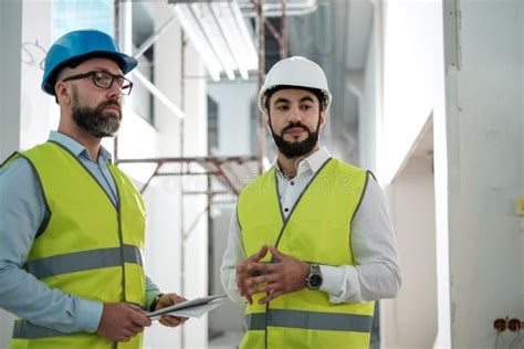 Ingenieros En Los Cascos De Protecci N Que Tienen Conversaci N Foto De