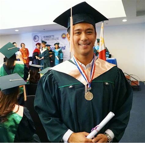 Para Sa Mga Bashers Na Minamaliit Siya Rocco Nacino Graduated His