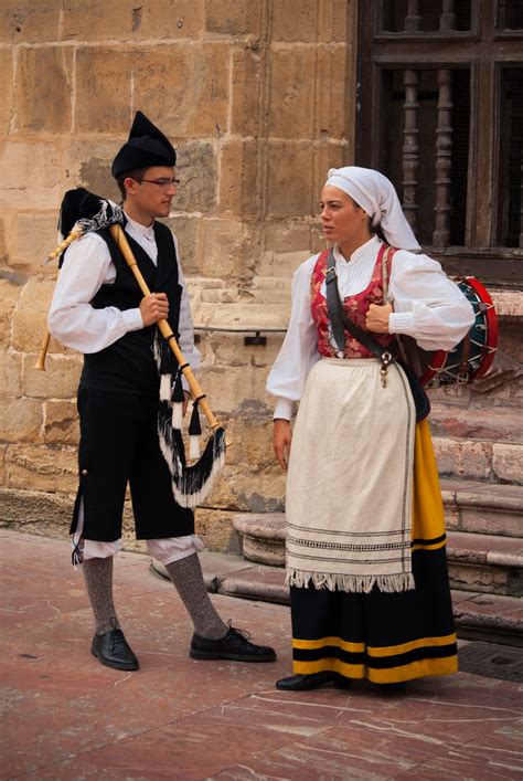 Península seno tablero traje tipico asturiano fotos Escribe email