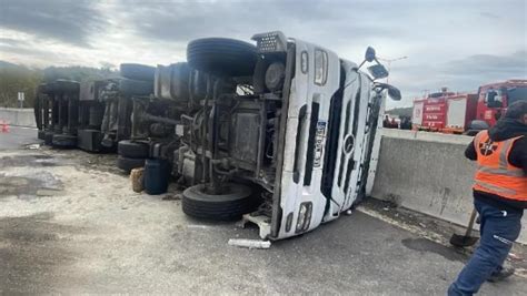 Düzce de TIR devrildi Sürücü yaralandı Son Dakika