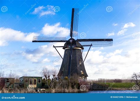 Traditionele Nederlandse Windmolen Dichtbij Het Kanaal Nederland De ...