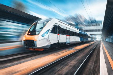 Comboio De Alta Velocidade Em Movimento Na Estação Ferroviária No Pôr