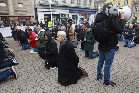 Muškarci ponovno molili na trgovima diljem zemlje U Zagrebu Pernar