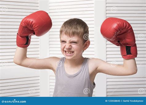 Muchacho Enojado En Guantes De Boxeo Rojos Imagen De Archivo Imagen