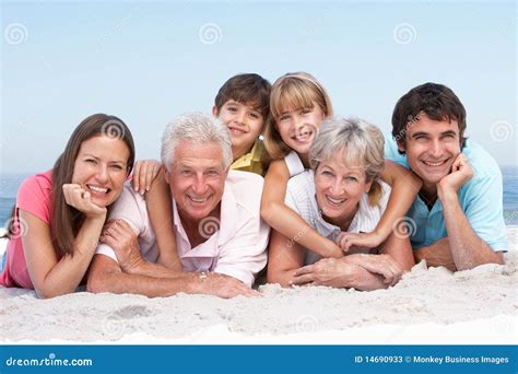 Familia De Tres Generaciones Que Se Relaja En La Playa Imagen De