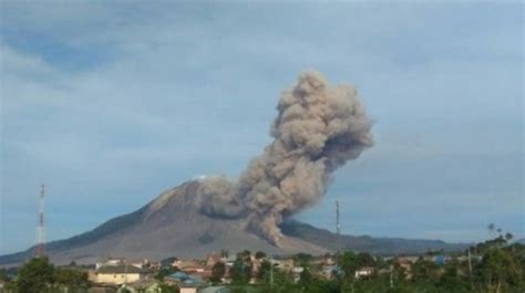 Erupsi Gunung Sinabung 3 Kecamatan Terpapar Debu Vulkanik