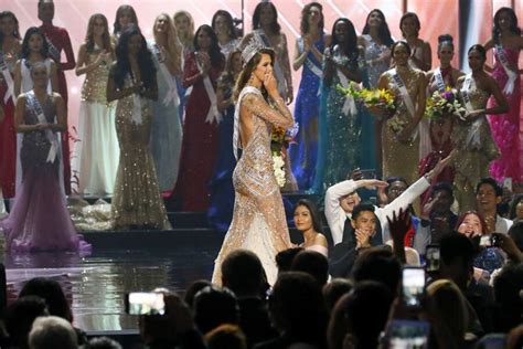 PHOTOS Iris Mittenaere élue Miss Univers tous les clichés du défilé en bikini au sacre Voici