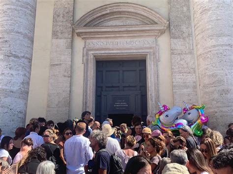 Michela Murgia I Funerali Alla Chiesa Degli Artisti Lungo Applauso