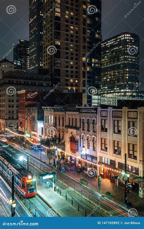 Opini N Del Paisaje Urbano De Main Street En La Noche En Houston