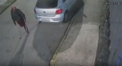 V Deo Homem Sem Uma Perna E De Muletas Furta Gasolina De Carro Na