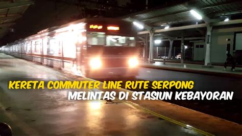 Krl Commuter Line Melintas Menjelang Tengah Malam Youtube