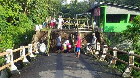 Pelajar Di Karanglewas Banyumas Digendong Polisi Lewati Jembatan