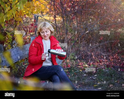 Vieille Dame Assise Sur Un Banc En Bois Banque De Photographies Et D