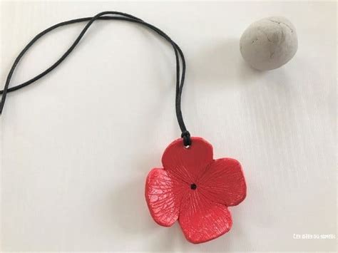 Fabriquer un pendentif coquelicot en pâte à modeler ou argile séchant à