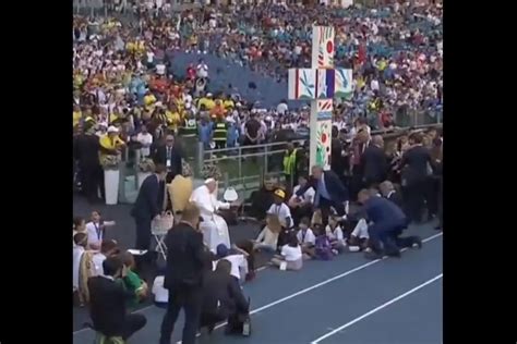 Papa Celebra Misa Para Miles De Ni Os Pide Que Recen Para Que No Haya