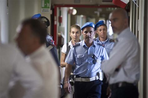 Carceri Negli Ultimi 3 Anni 30 Suicidi Tra Gli Agenti Di Polizia