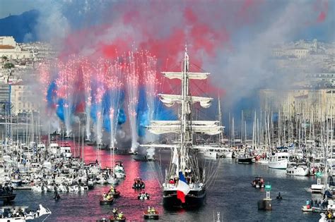 La Jornada Con Gran Fiesta La Llama Olímpica Desembarca En Francia