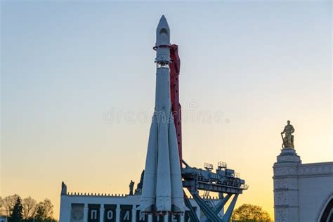 Monumento a La Fila Linear De La Nave 4 De La Primera Navegación Rusa