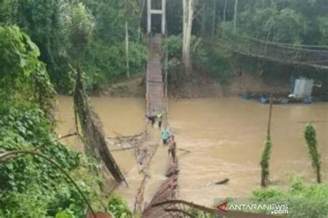 Jembatan Gantung Ambruk Sejumlah Warga Berjatuhan Ke Sungai Antara