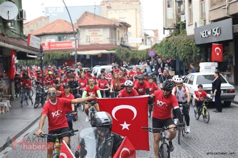 Cumhuriyetin 100 yılında bisikletliler Akhisar sokaklarını süsledi