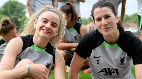 Republic Of Ireland Women Niamh Fahey And Leanne Kiernan Sign New