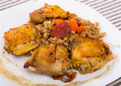 Fotografía Del Plato Con Alas De Pollo Frito Con Avena De Cebada Foto