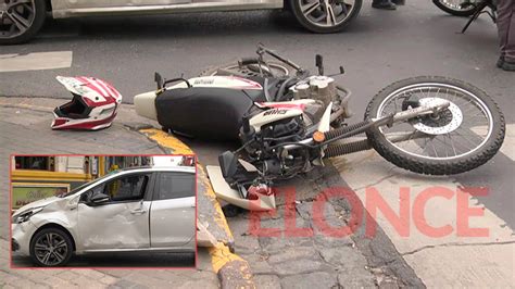 Motociclista Cruzó Con El Semáforo En Rojo Y Chocó Contra Un Auto En La