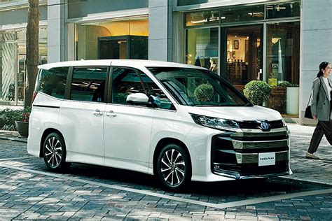 TOYOTA NOAH เปดตวรถรนท 4 มทงรถเบนซน และรถไฮบรดชนดไมตองเสยบ