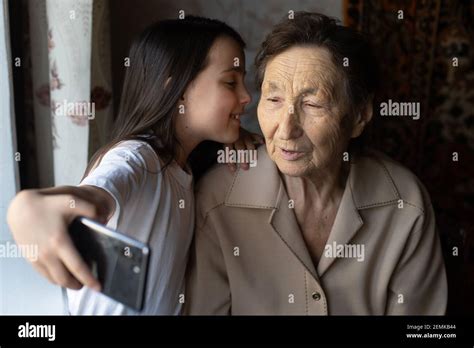 Mamie Et Sa Petite Fille Une Mignonne Petite Fille Montre Sa Grand