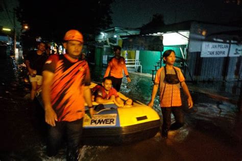 Warga Terdampak Banjir Di Semarang Bertambah Meluas Di K