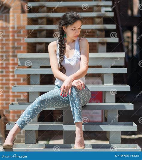 Belle Fille S Asseyant Sur L Escalier Image Stock Image Du Jour