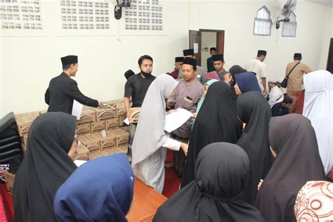 Pembagian Minyak Goreng Di Bulan Suci Ramadhan Pondok Pesantren Al Ishlah