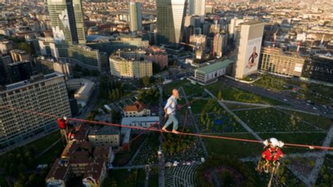 Il Funambolo Andrea Loreni Nel Cielo Di Milano Fotogallery Della