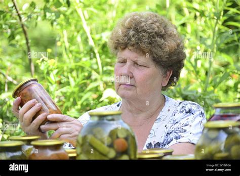 Mature Housewife Hi Res Stock Photography And Images Alamy