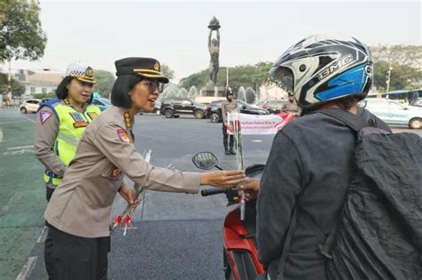 HUT Polwan Ke 75 Jajaran Polisi Wanita Mabes Dan PMJ Bagikan Bunga Ke