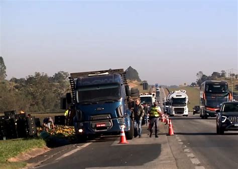 Tr S Pessoas Ficam Feridas Em Acidente Envolvendo Caminh Es Em Porto