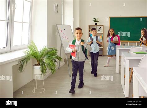 Grupo De Niños Felices De La Escuela Primaria Saliendo Del Salón De