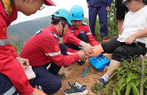 清远女游客爬南峡扭伤脚 应急救援队进山施救